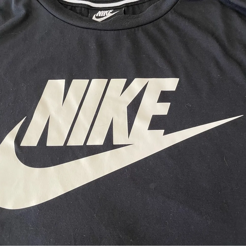 Nike Cropped T-Shirt - Image 6