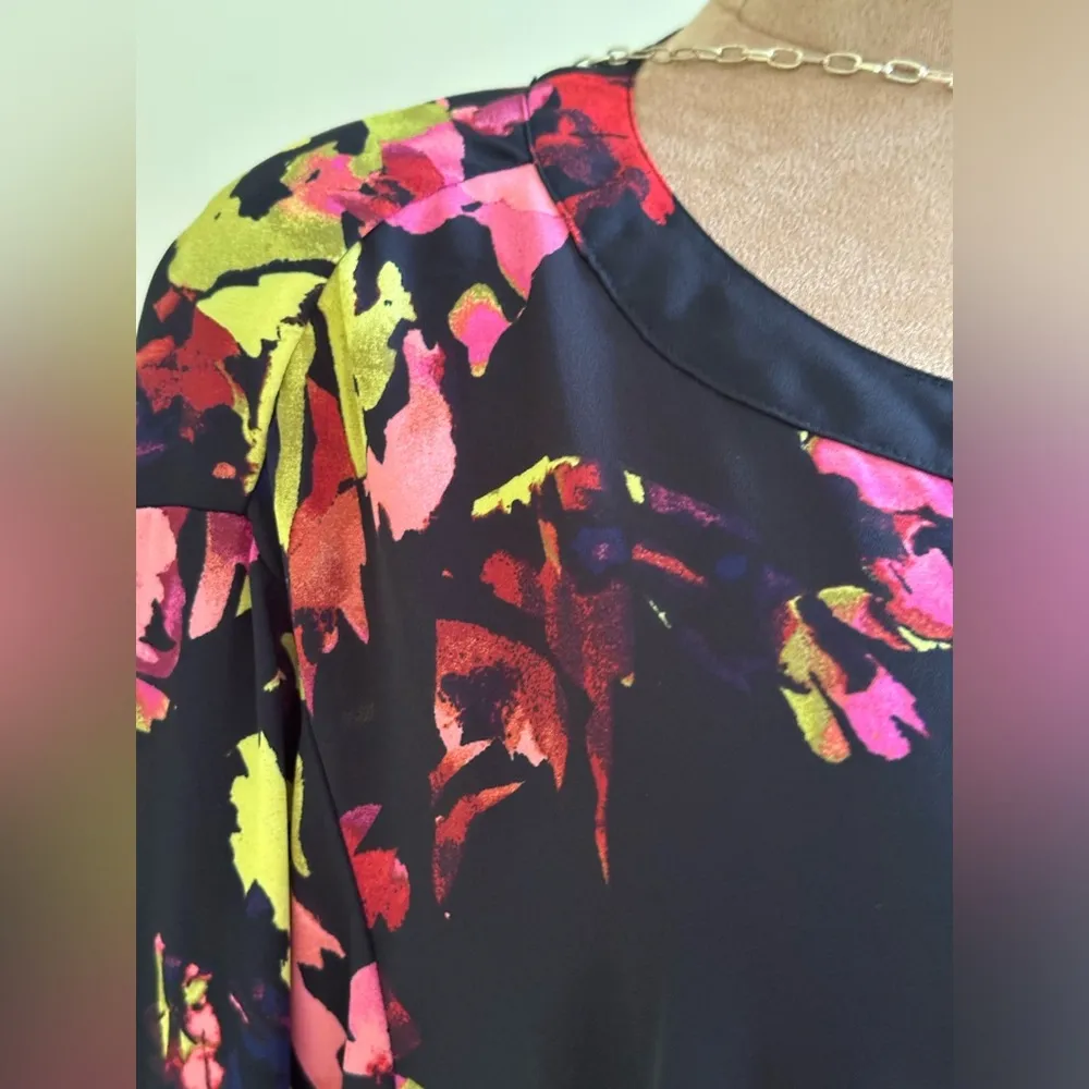 Ava & Vivi Black Pink Red Green Floral Print 3/4th Roll Sleeve Tab  V Ne… - Image 3
