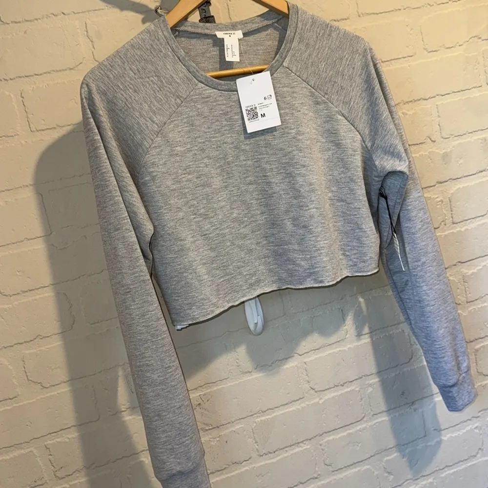 F21 sleep shirt pj top pajamas NEW Gray Cropped long sleeve medium soft - Image 4