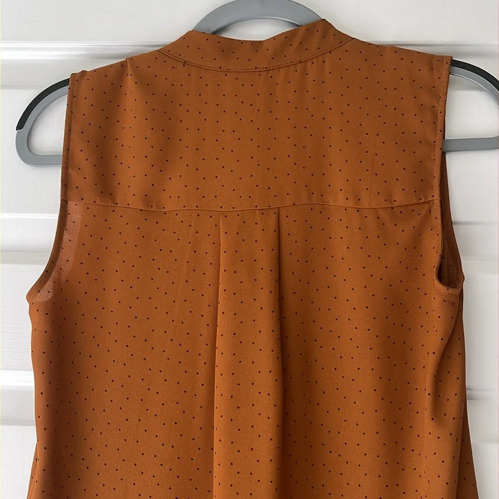 Cabi Befriend Sleeveless Rust Top with Tiny Black Dots - Image 8