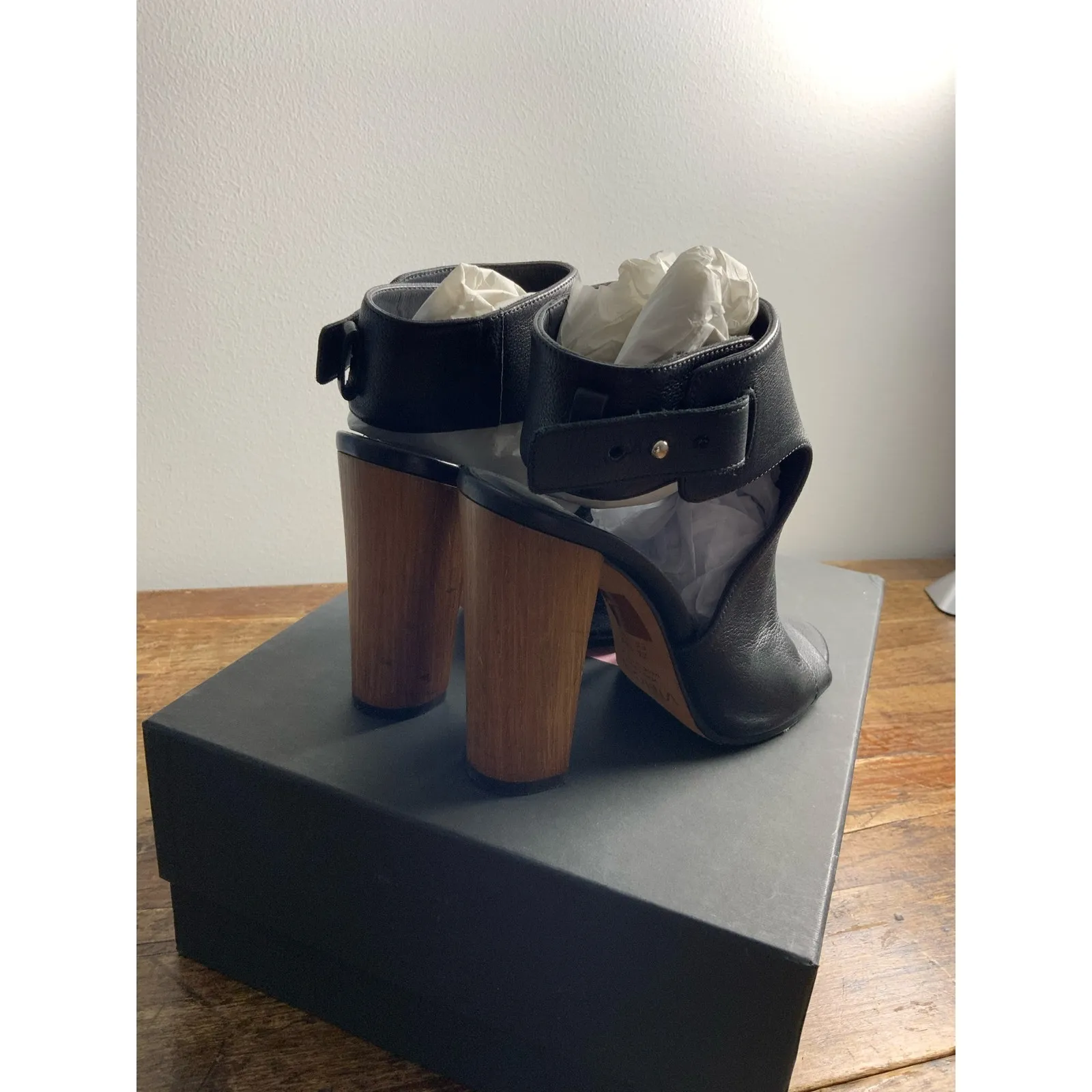 Vince Addie‎ Cutout Leather Sandal Black - Image 3