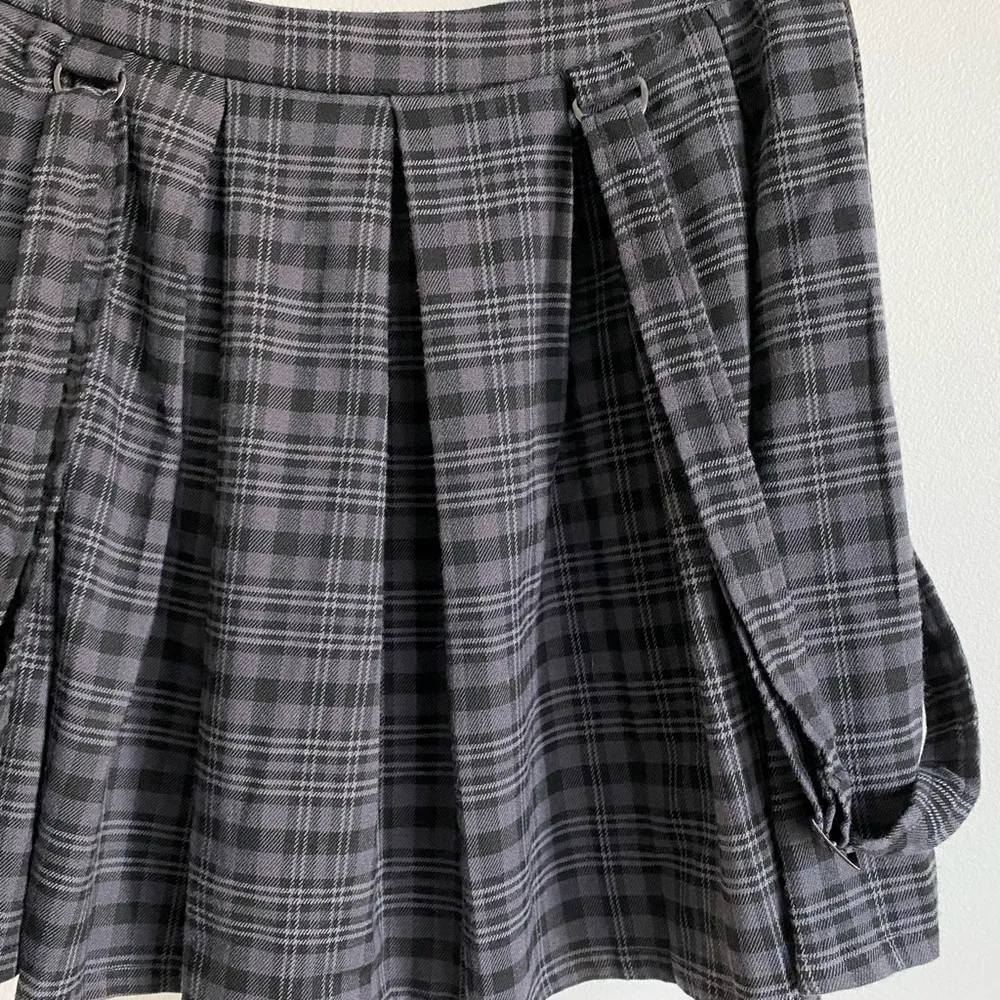 Hot Topic Plaid Mini Skirt Black Grey Pleated Suspenders Sz Small Academia Y2K - Image 9