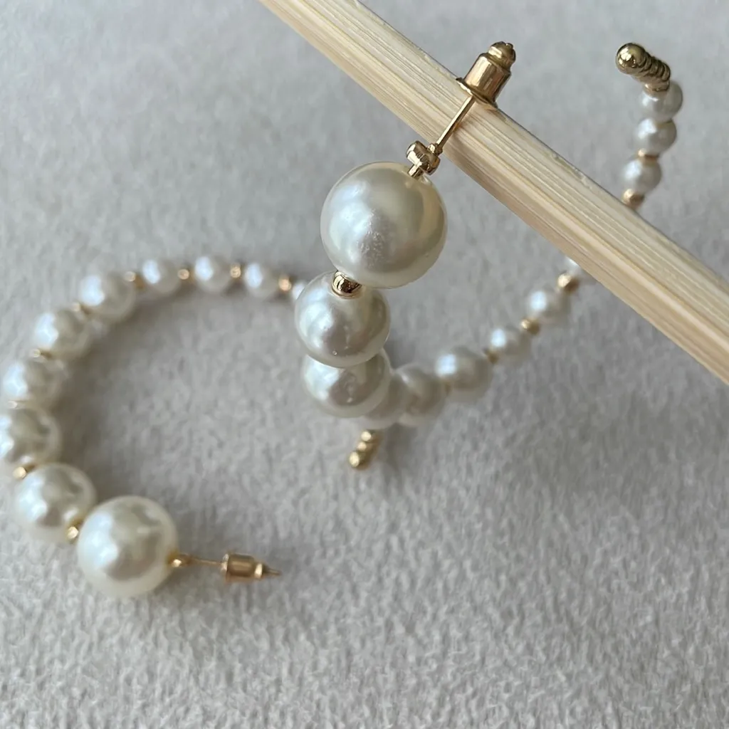 Pearl open hoop earrings - Image 3
