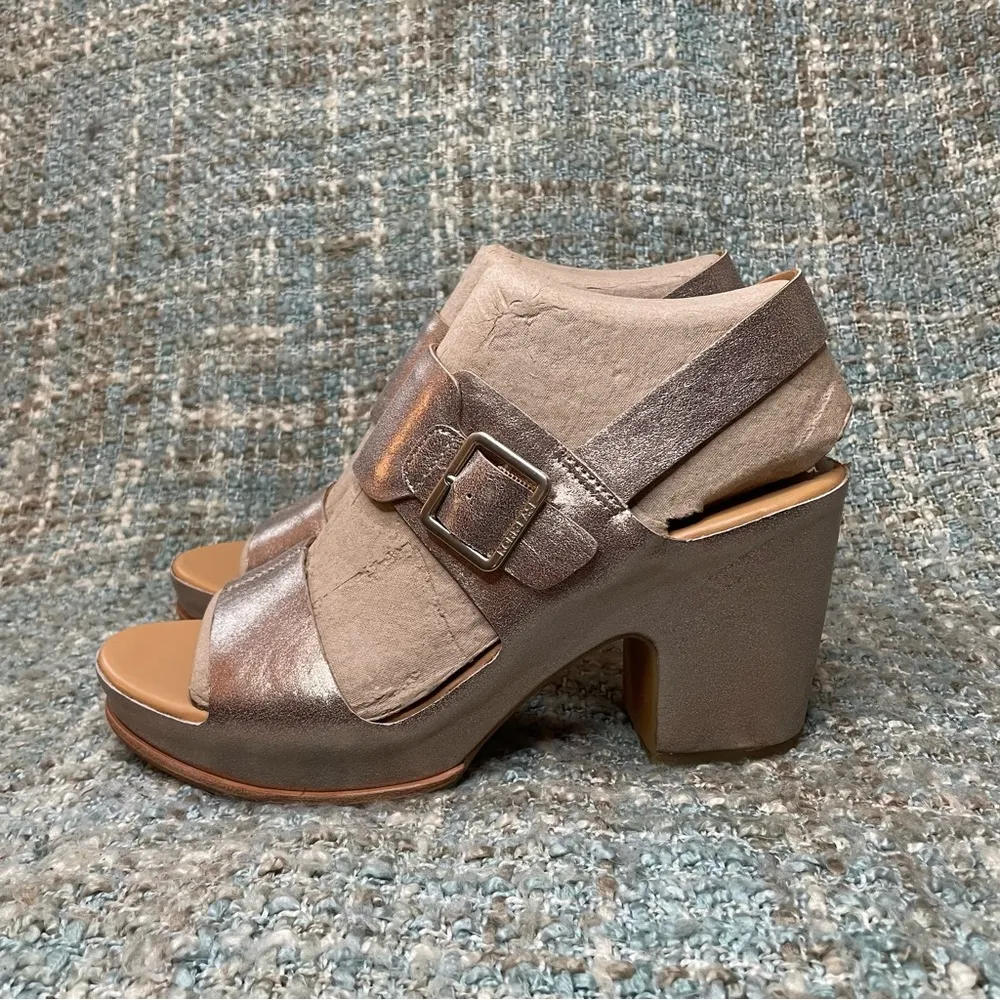 KORK-EASE San Carlos Heeled Leather Sandal in Soft Gold Metallic - Image 2