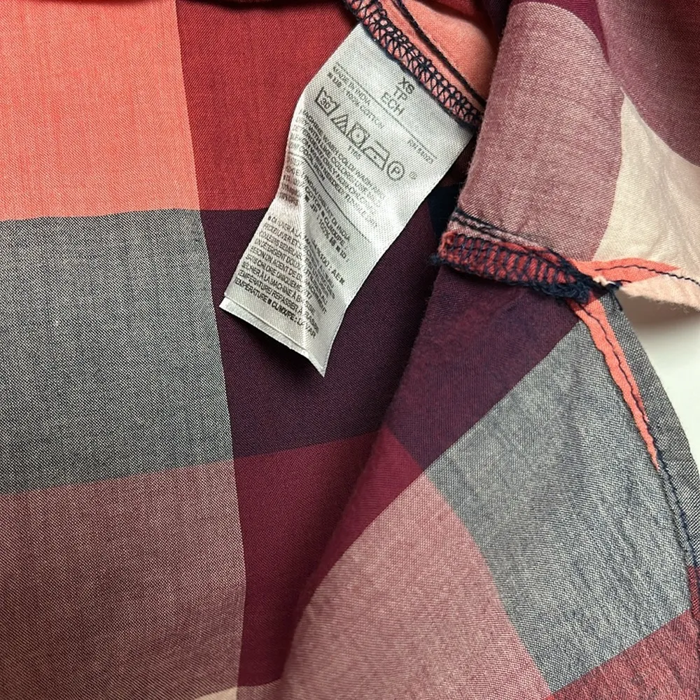 Old Navy| The Classic Shirt Buttondown Pinks and Blues sz XS - Image 4