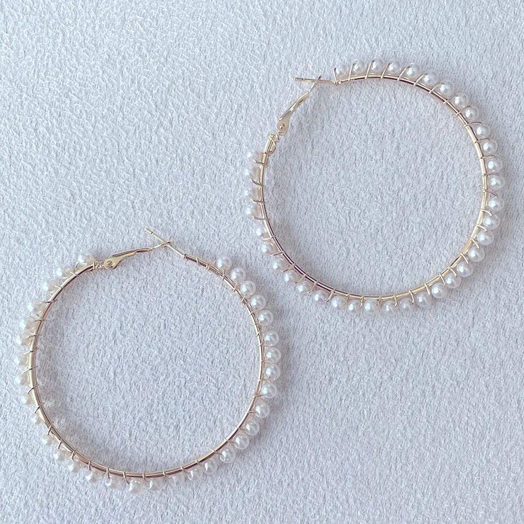 Lulus NEW Small pearls hoop earrings - Image 2