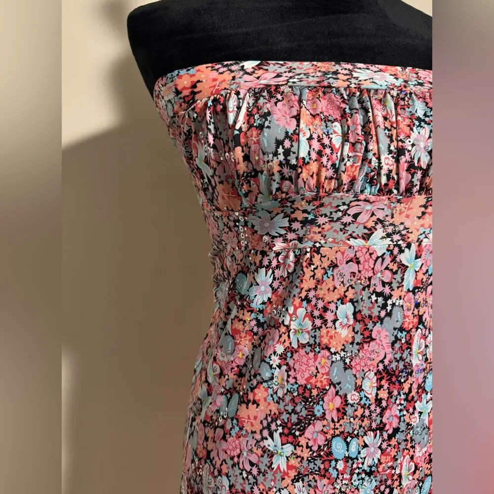 EUC Unbranded Pink and Blue Floral Sequin Strapless Dress size small - Image 2