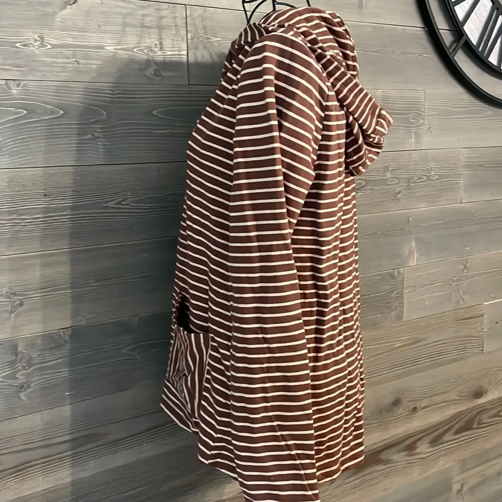 EUC, Isaac Mizrahi live hooded, long sleeve button down sweatshirt - Image 4