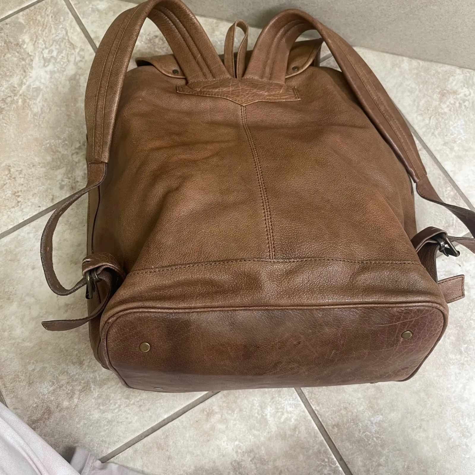 Overland Outfitters Brown Leather INDIA Backpack Rucksack Classic Buckle Flap - Image 3