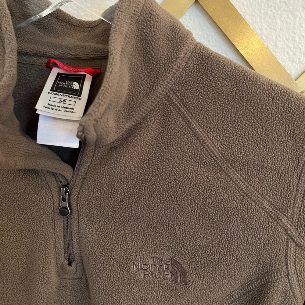 The North Face Women's TKA 100 Microvelour
Glacier 1/4 Zip Sweater Small Taupe - Image 3