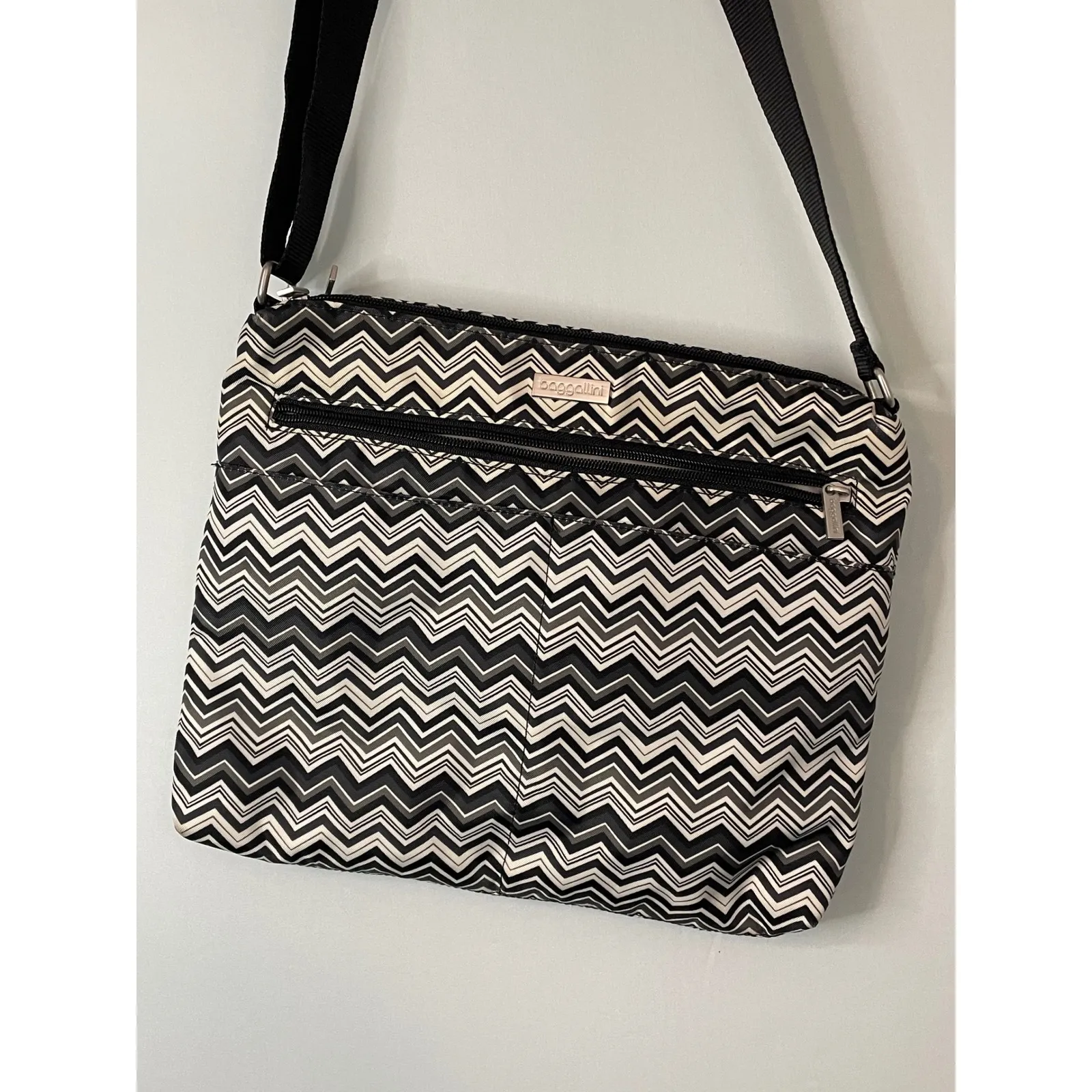 Baggallini Chevron Zigzag Pattern Crossbody Bag Black White Tan Shoulder Bag - Image 2