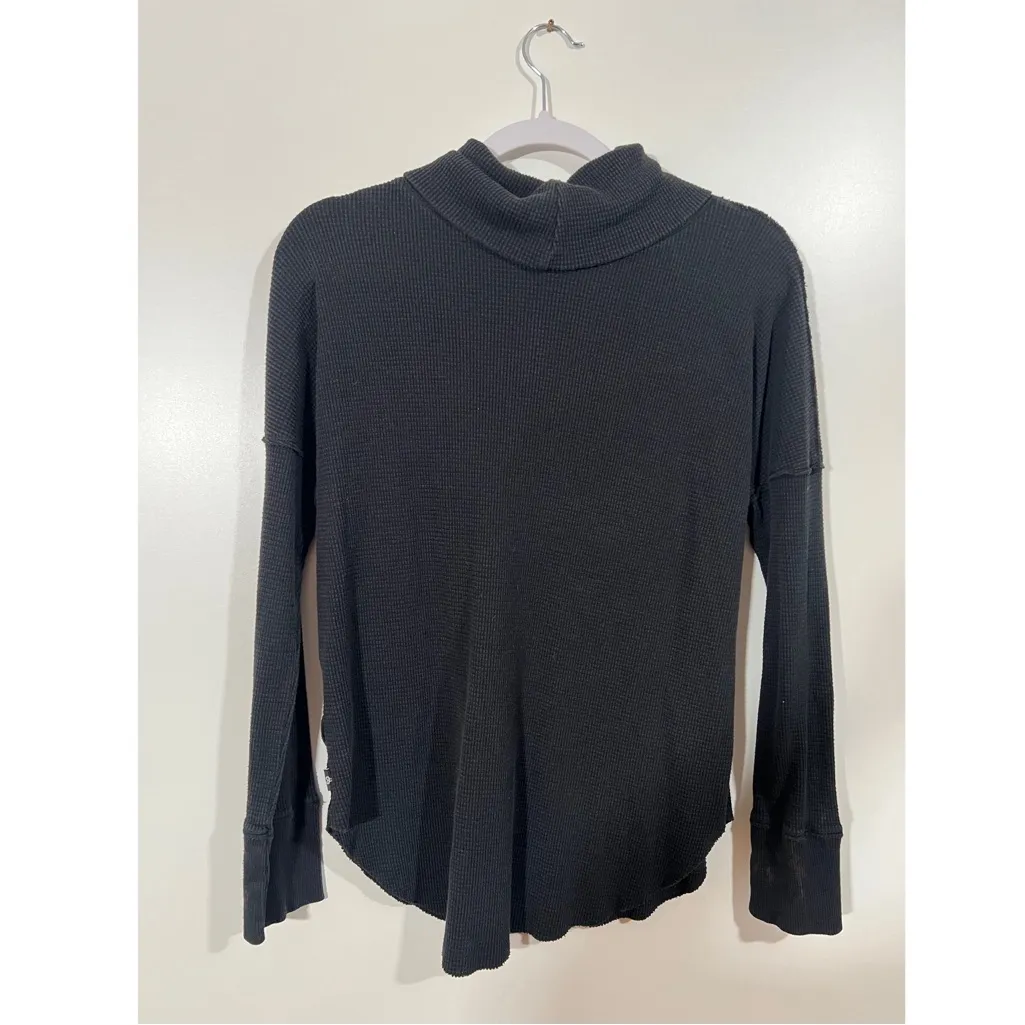 TNA Aritzia Waffle Knit Thermal Cowl Neck Long Sleeve Size Medium in Black - Image 2