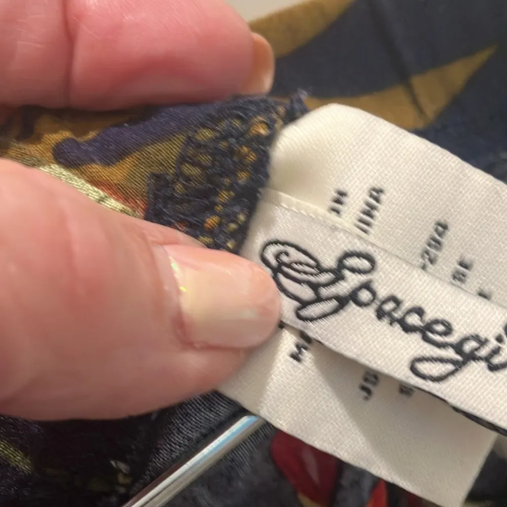 2fer spacegirly elastic waist Hawaii print with navy blue cold shoulder top LC Size undefined - Image 5