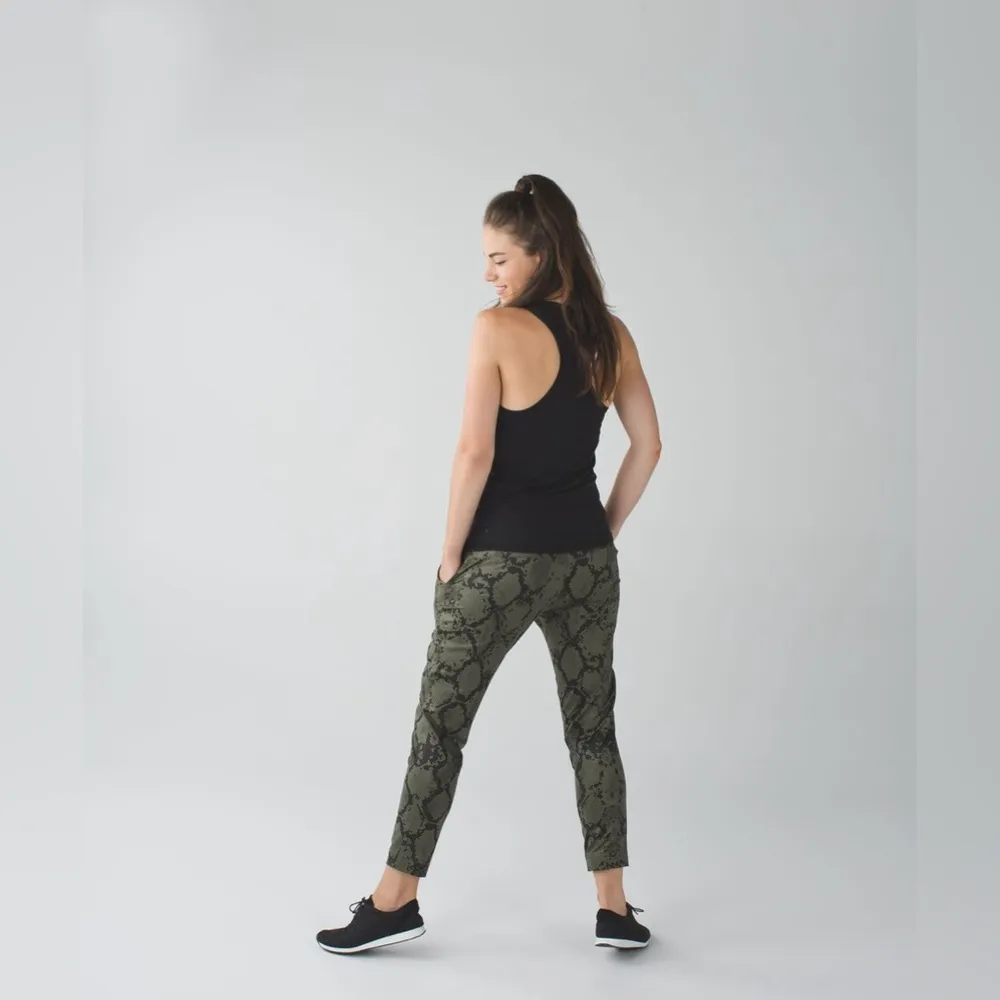 Lululemon Jet Crop Slim Luxtreme Pants Ziggy Snake Fatigue Green Gator Size 4 - Image 2