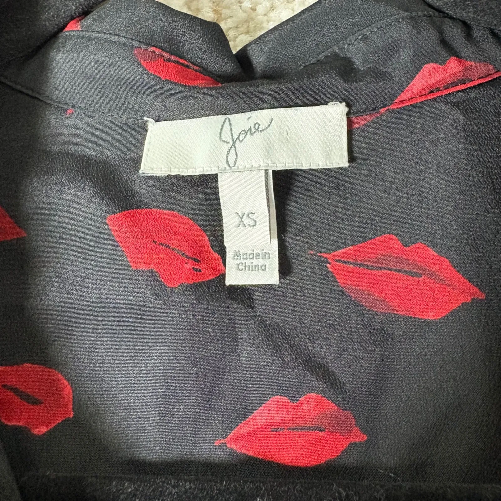 Joie Red Lips Print XS Black Button Down Top Heart Kiss Print Roll Tab Sleeves - Image 4