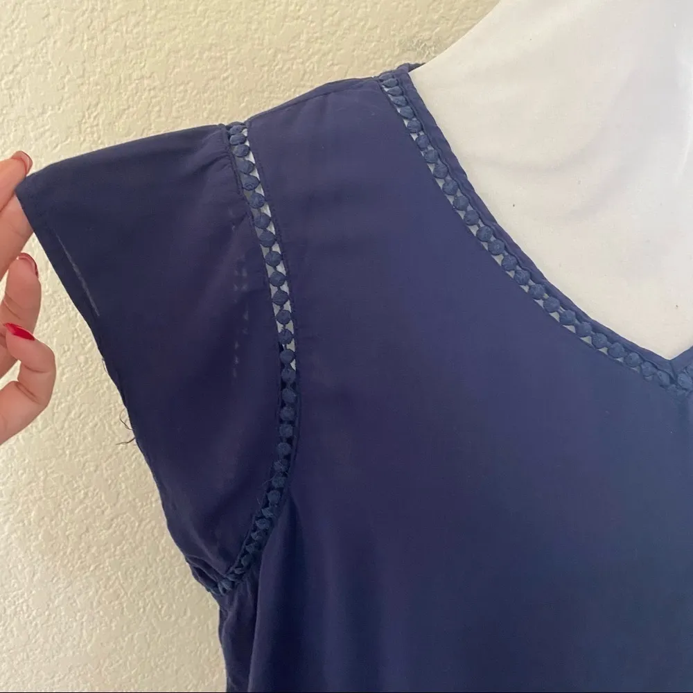 Covington v neck dressy blouse Size Medium - Image 4