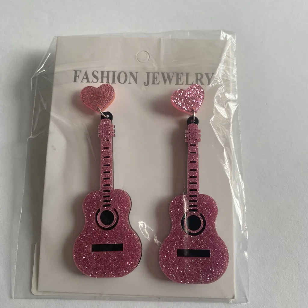 Sparkle with style: Pink guitar glitter‎ acrylic earrings - Image 12