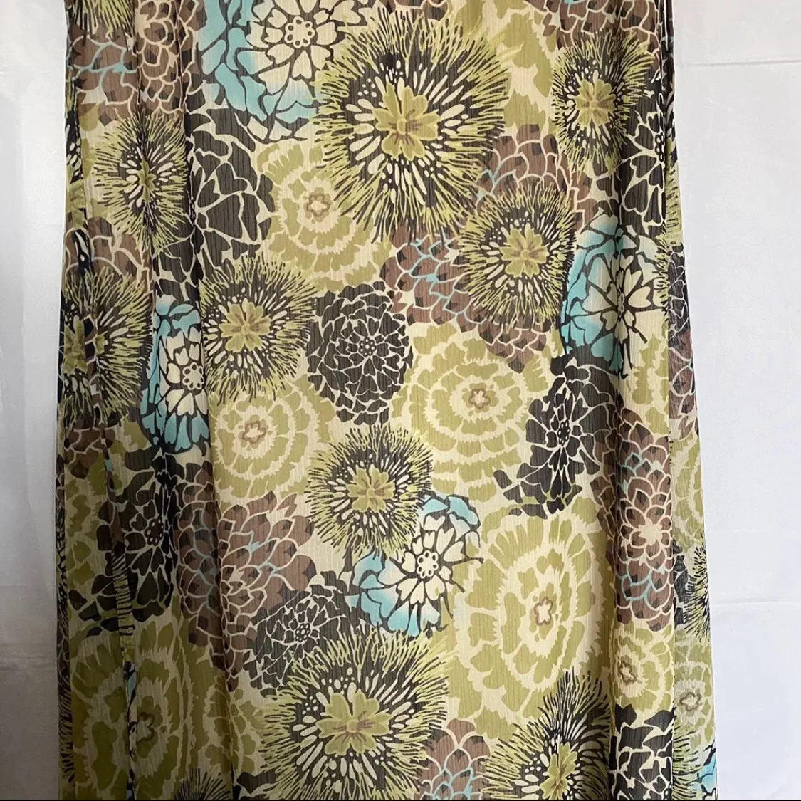 Calf-length, v-neck sleeveless dress - Image 4