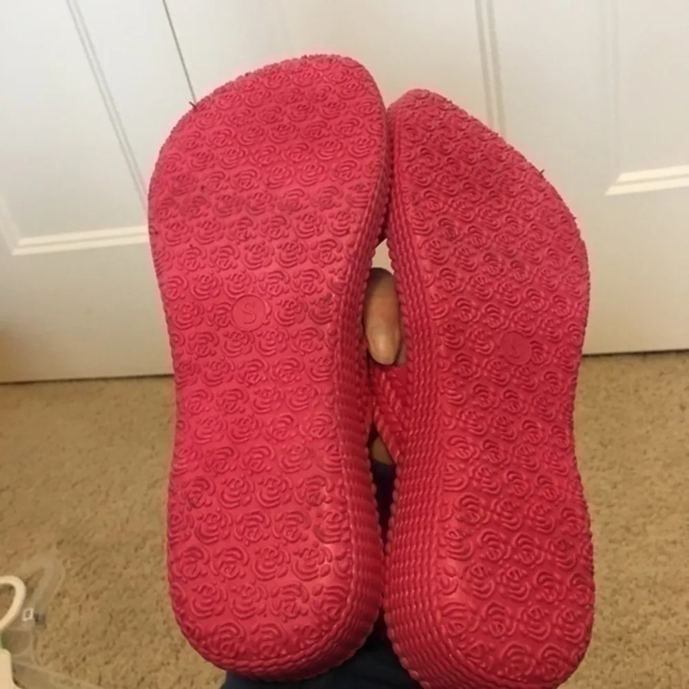 Women’s size small pink jeweled flip flops - Image 9