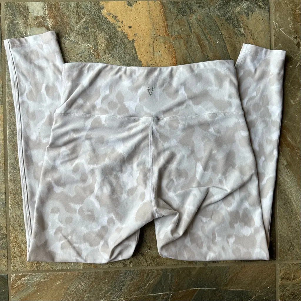Betsey Johnson Performance Leggings White Beige Camo Print Women's Size Small - Image 5