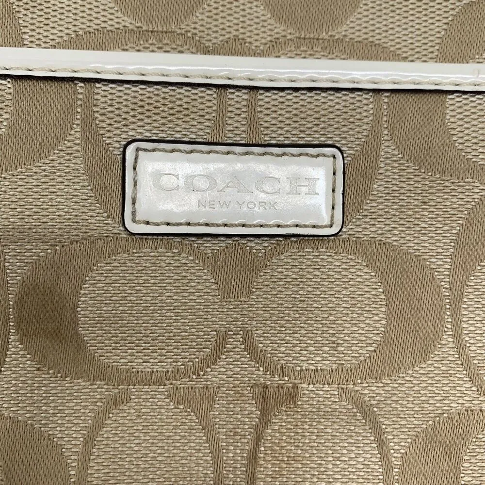 Coach Wristlet Wallet Signature C Tan Beige White Trim Zippy Includes Fob - Image 3