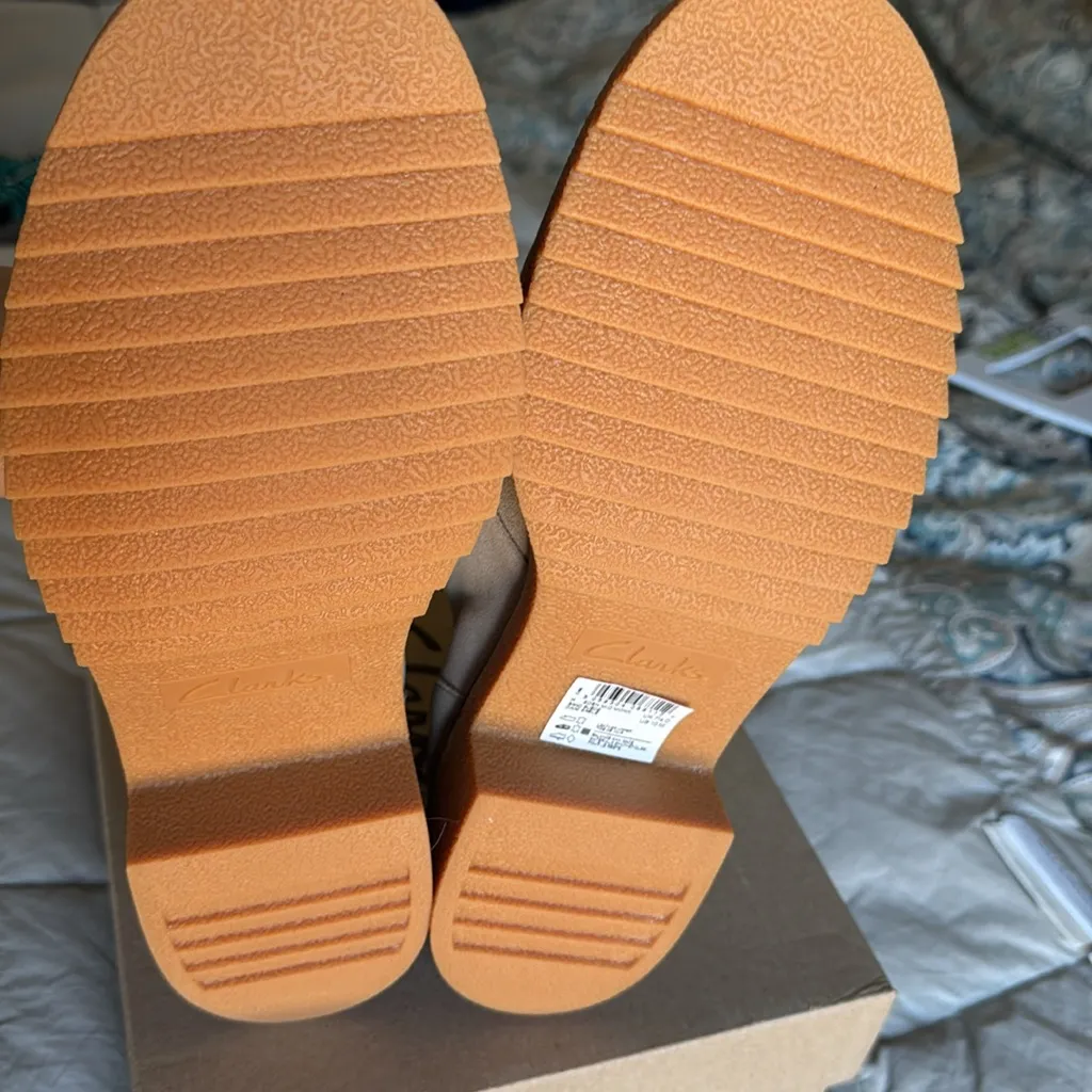 Clarks Cream Loafers with Brown Sole - Image 6