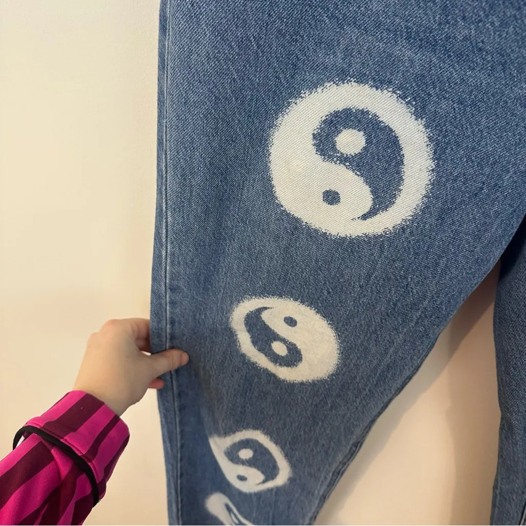 PacSun Eco Blue Yin Yang 90's Boyfriend Jeans Size 28 Women's - Image 4
