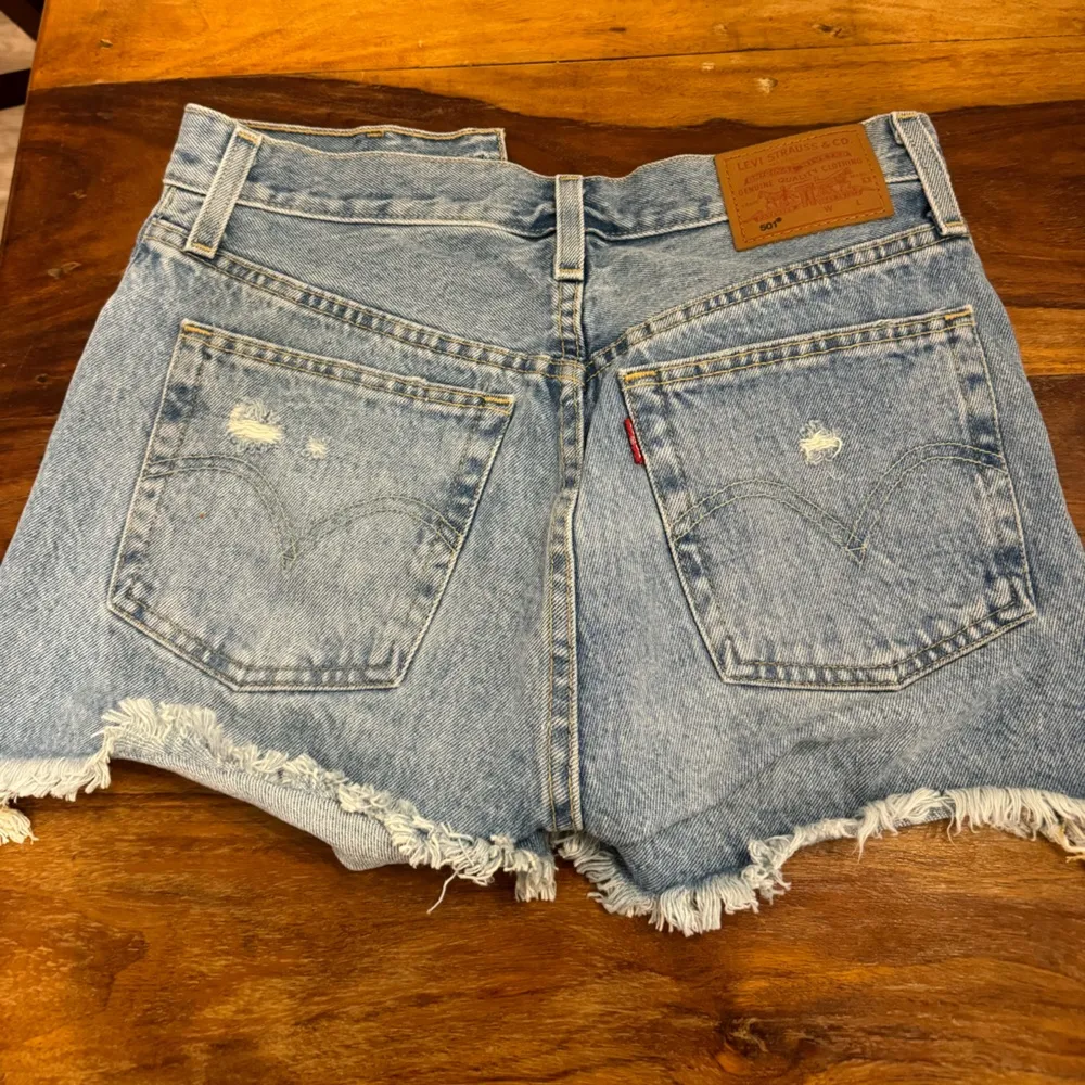 Levi 501 denim shorts size 25 - Image 3