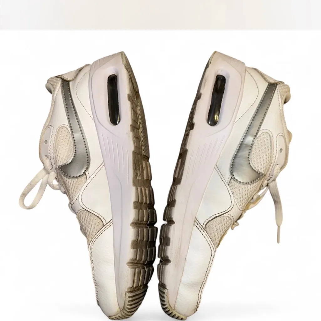 Nike White Athletic Shoes Versatile Design - Image 2