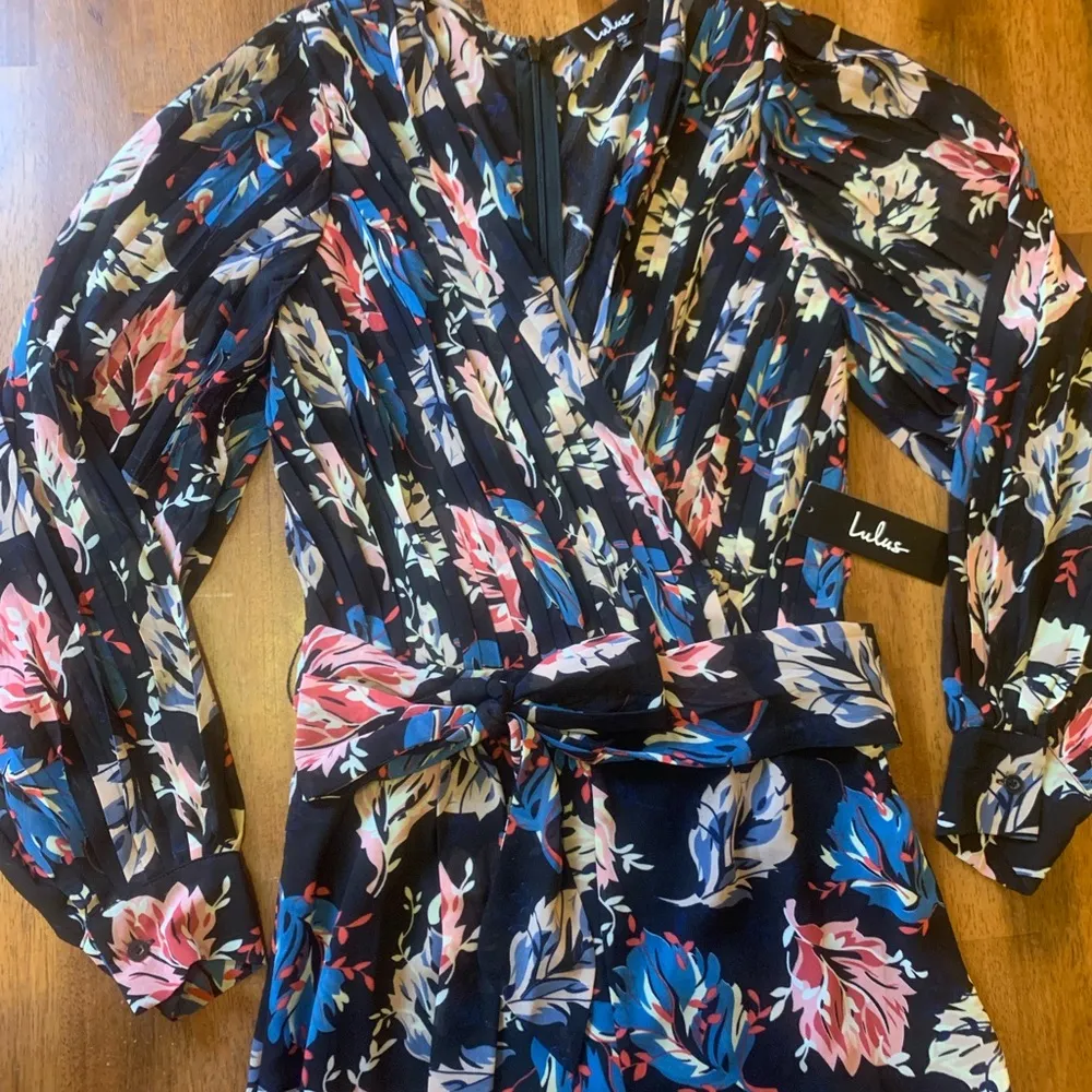 Lulus jumpsuit NWT Size XS Black Leaf print Roni Pleated Balloon Sleeve … - Image 4