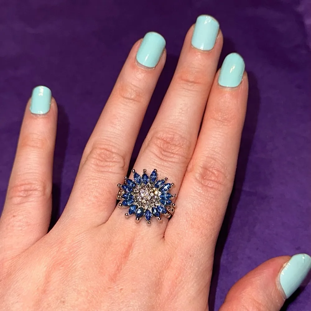 Silver sun flower rhinestone ring 💍 ✨ - Image 3