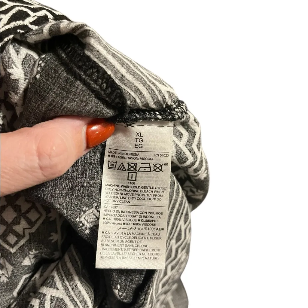 Old Navy Black and White Patterned Tank Top Blouse - Image 9