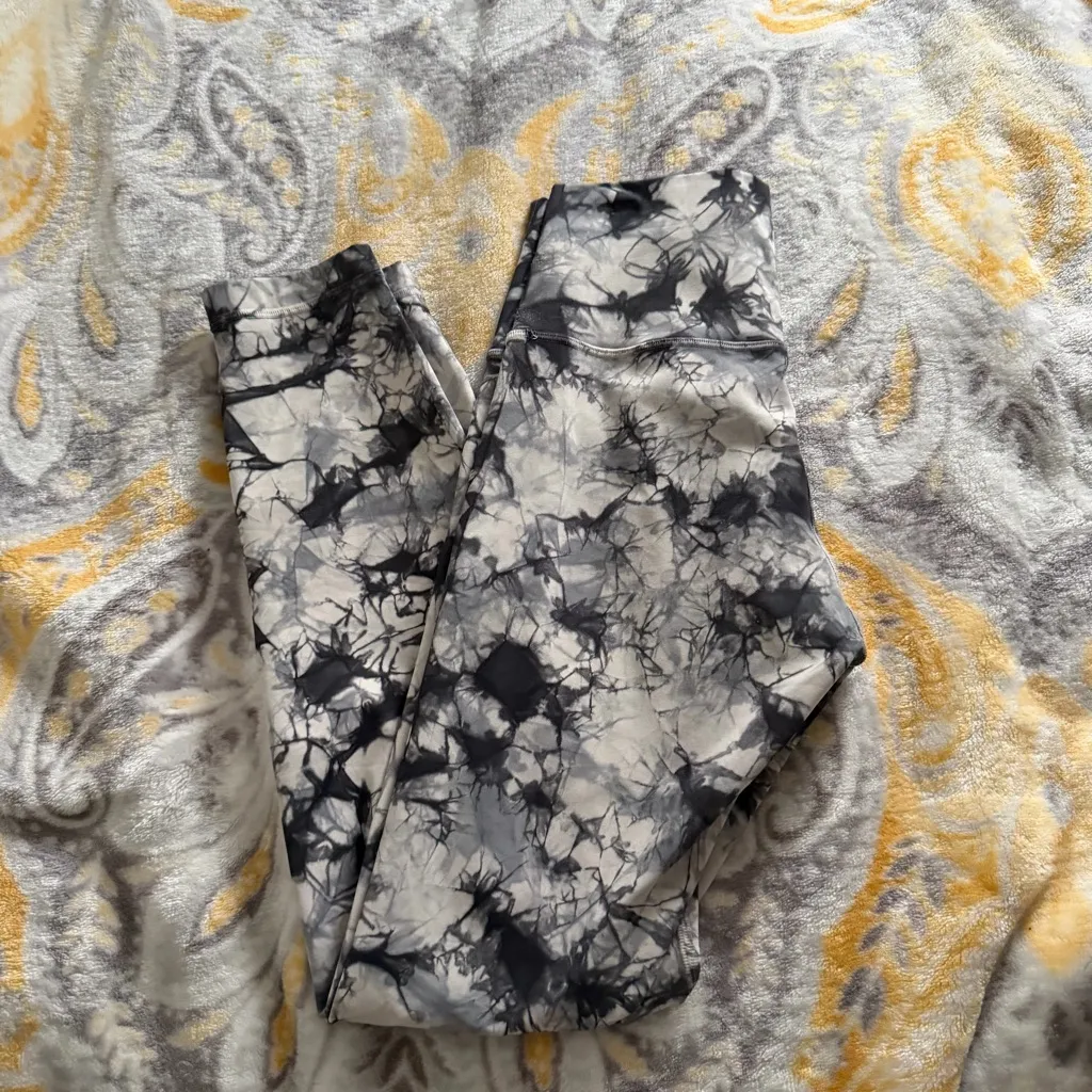 Lululemon Wunder Under Luxtreme 25"
Dual Shibori Antique White Cement Grey - Image 2