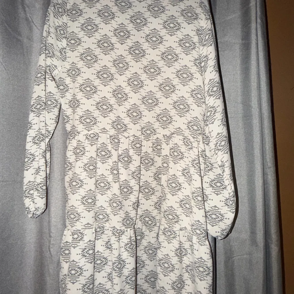 Simply Southern  White with Gray Geometric Tunic Blouse size Medium - Image 7
