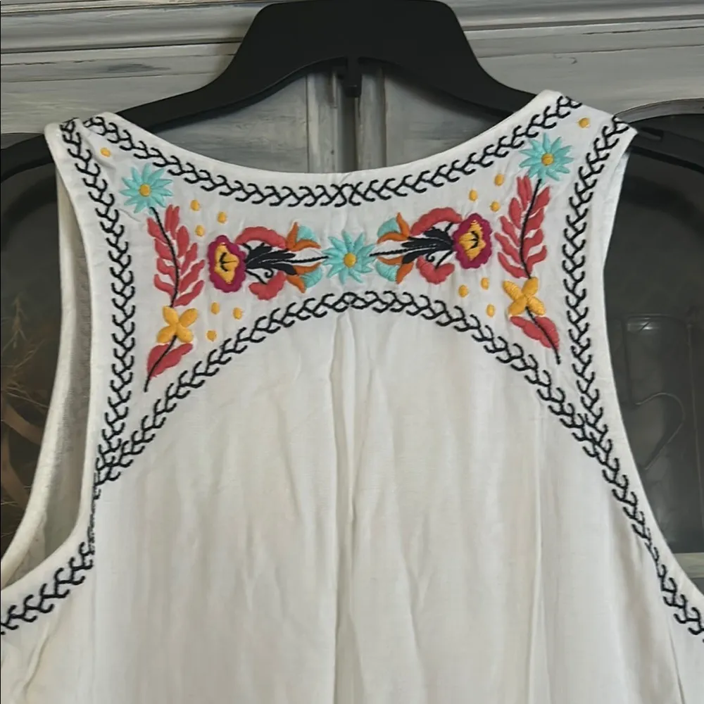 Embroidered Sleeveless White Dress - Image 5
