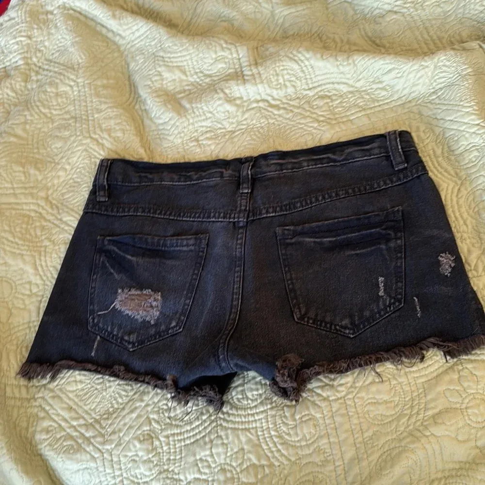 Free people shark bite denim slouchy cut off denim runaway shorts size 26 micro - Image 3