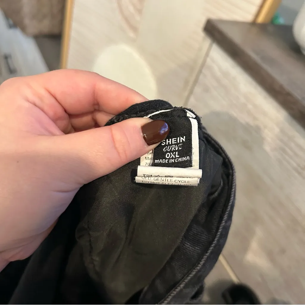 SHEIN Solid Black Distressed Denim Pocket Shorts Women's Size 0XL - Image 4