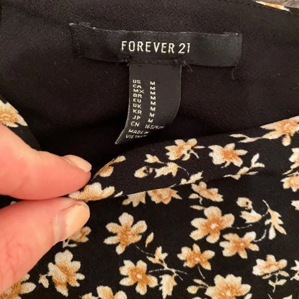 Forever 21 Floral Crop Top - Image 3