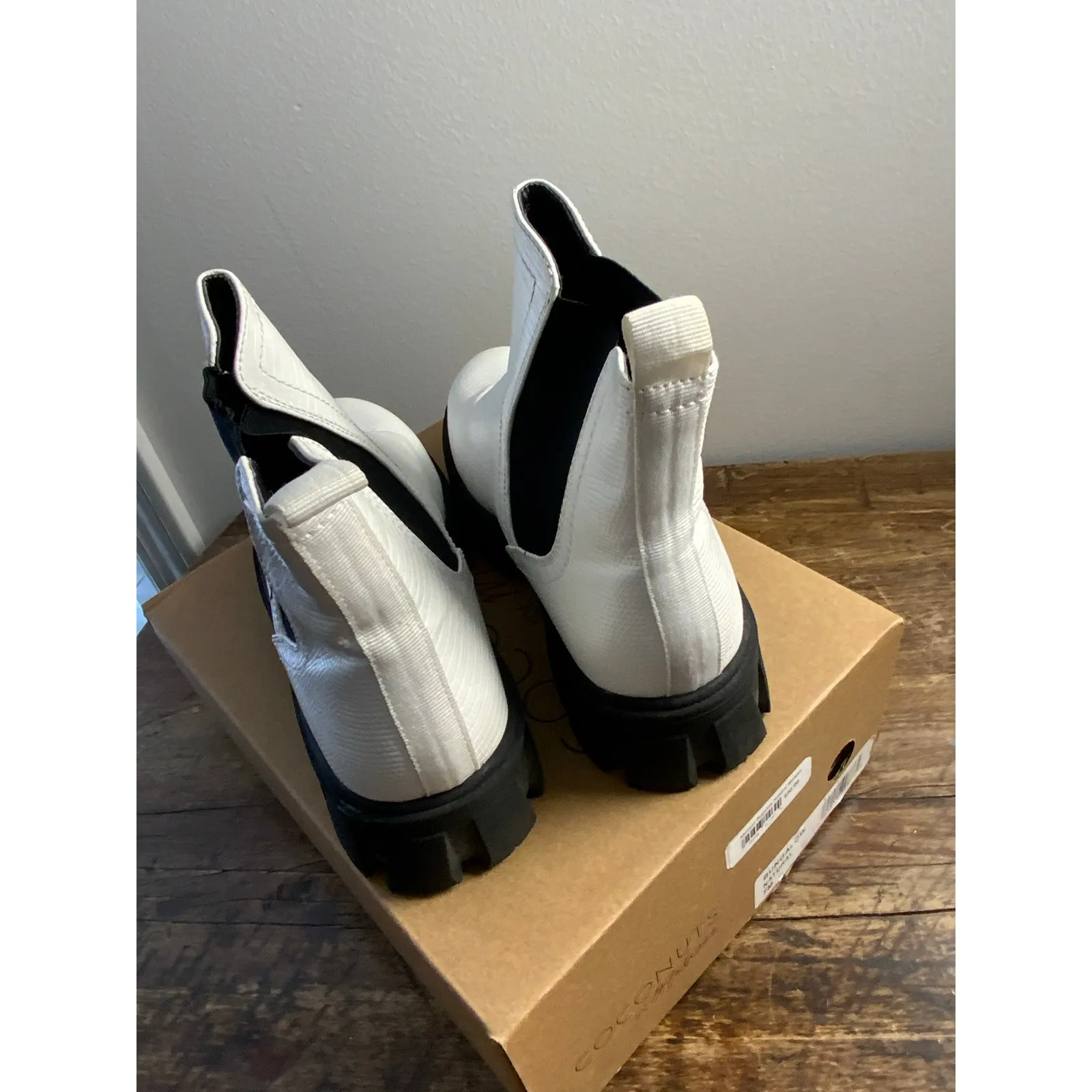 True Craft  Lug Boots 6.5 White Lizard Snake Print Booties‎ - Image 3