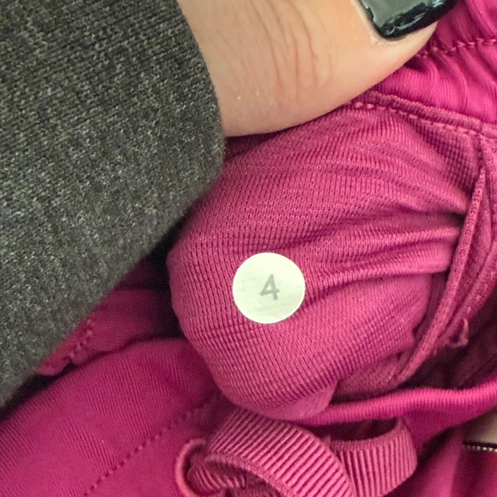 Lululemon  hotty hot shorts - Image 4