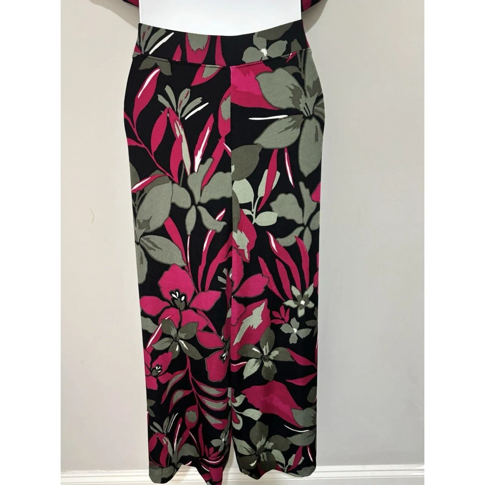 Chico's Travelers Sz 1 Women's Cropped Hibiscus Berry Knit Pant Outfit - Image 8