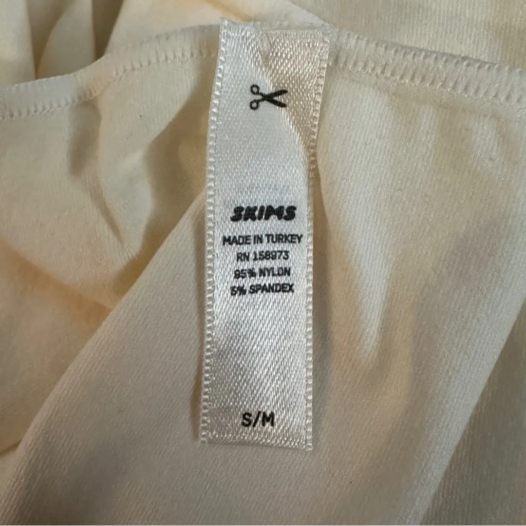 SKIMS ESSENTIAL CREW NECK SLEEVELESS BODYSUIT IN MARBLE CREAM OFF-WHITE SIZE S/M - Image 8