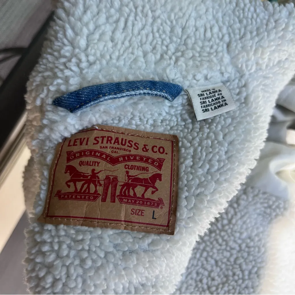 Levi's Light Blue Denim Jacket with White Sherpa Collar - Image 7