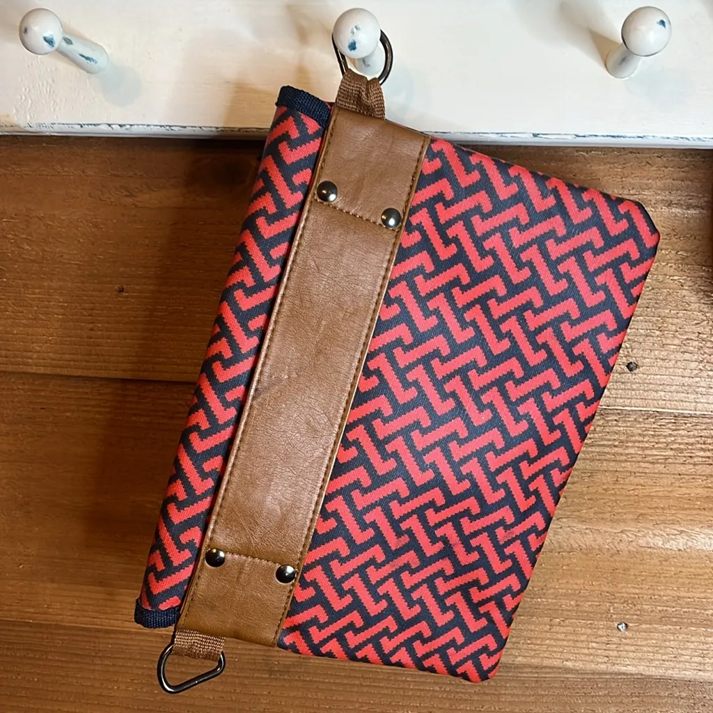 Kavu Crossbody Clutch Wallet Purse Pocket Red Outdoor Makeup Geomateric Satchel - Image 2