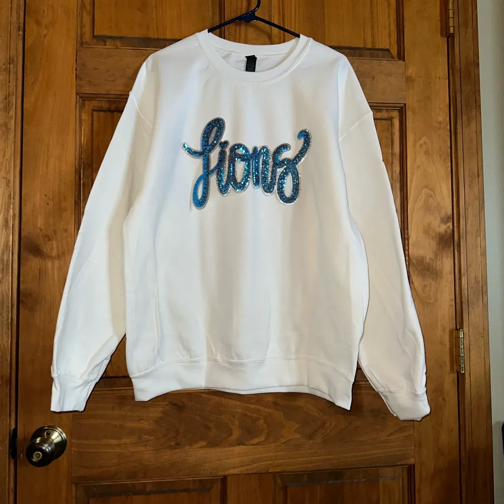 Detroit lions White Sweatshirt with Blue sequin glitter Lions logo size XL - Image 5