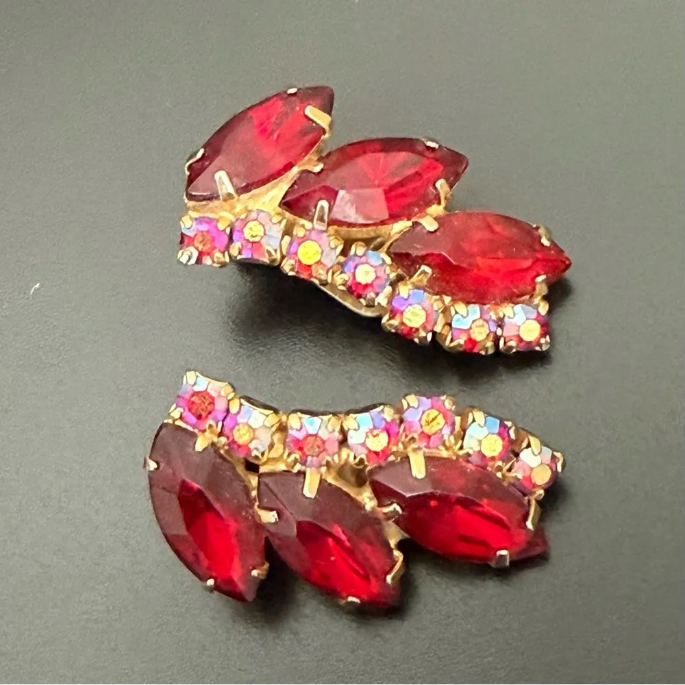 Vintage Unsigned Juliana? Red Marquise Crystals Leaf Climber Clip Earrings 10g. - Image 8