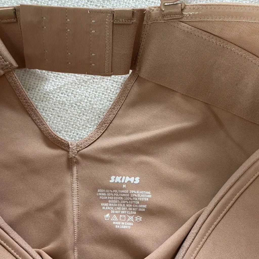 SKIMS  Body Underwire Thong Bodysuit in Clay, Size Medium - Image 9