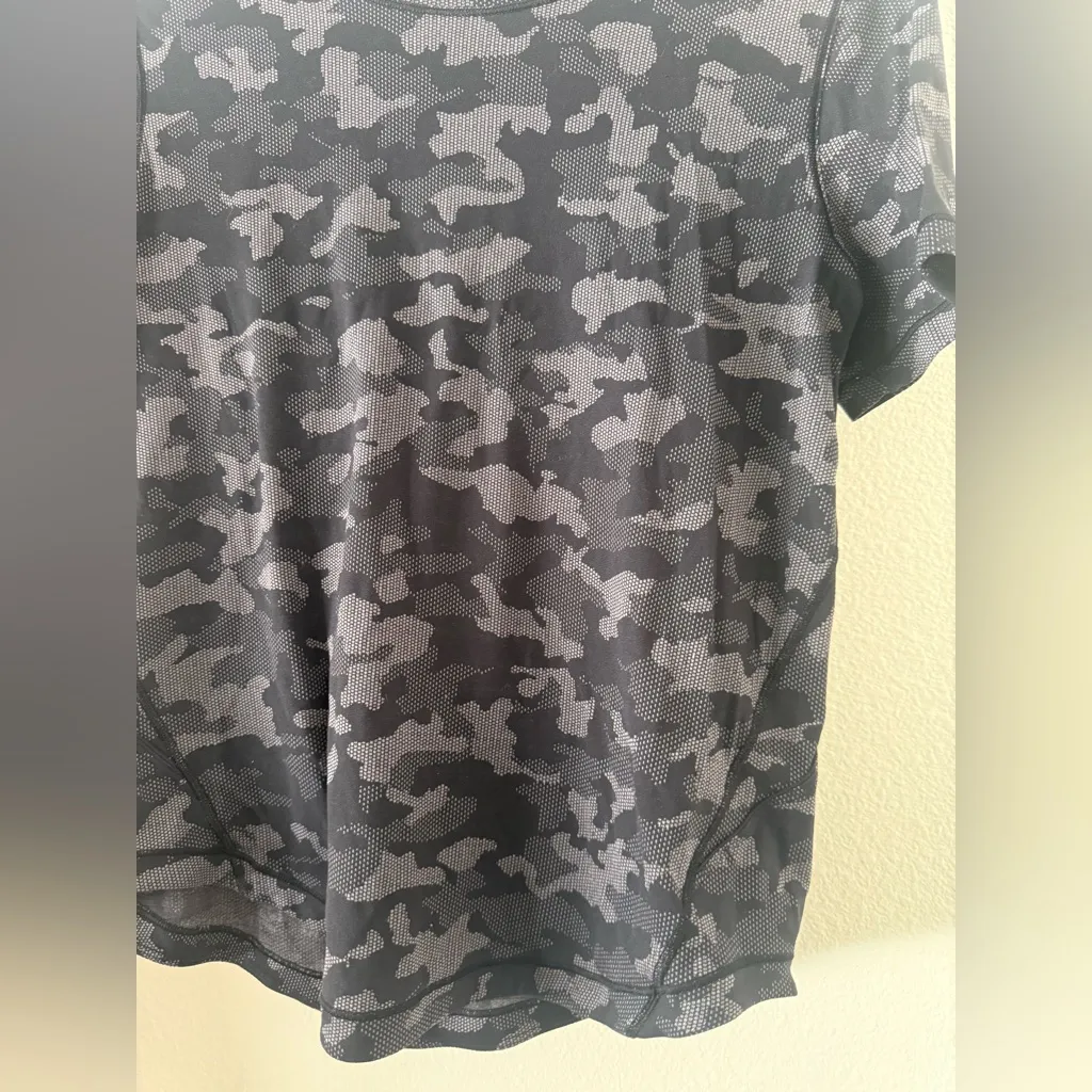 Lululemon Long Distance Short Sleeve
Heritage Camo Jacquard Black Lunar Rock Top - Image 7
