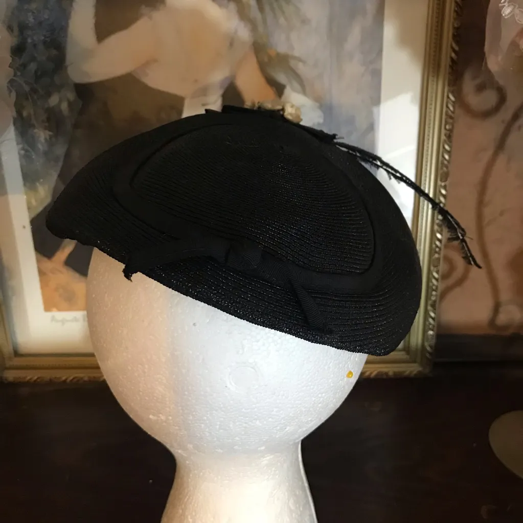 VINTAGE 1960'S BLACK COATED RATTAN HAT WITH ROSETTE AND PLASTIC FEATHER - Image 9