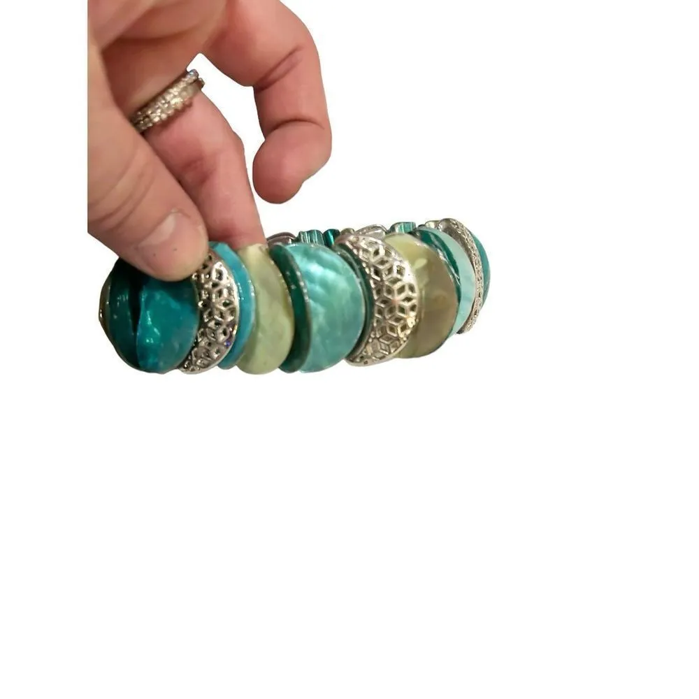 Turquoise with shell and silver disc cuff bracelet - Image 7